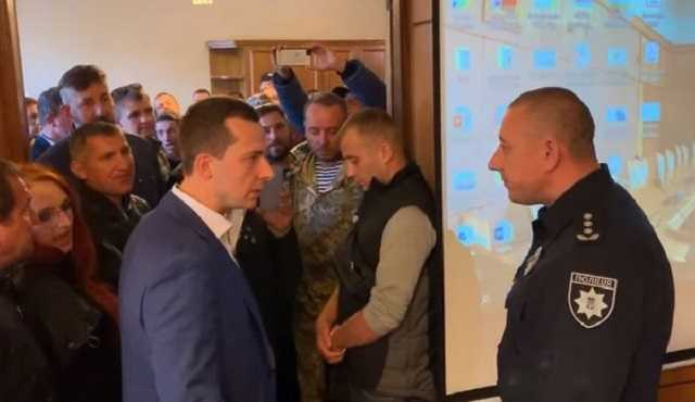 Протестующие ворвались на совещание во Львовской ОГА