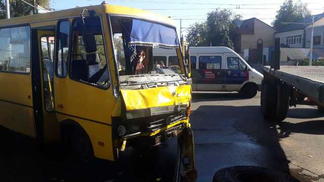 В Днепре столкнулись маршрутка и фура: пострадали более 10 человек