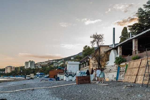 Одни коты и голуби: появились показательные фото популярного курорта Крыма