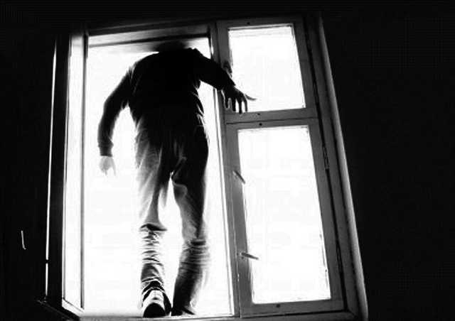 У Варшаві самогубець викинувся з багатоповерхівки і впав на 18-річного українця