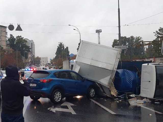Из-за тройного ДТП в центре Киева затруднено движение транспорта
