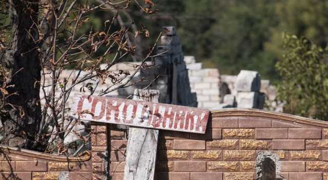 «Иногда приходит бабушка Таня»: прифронтовое село Сокольники на Луганщине полностью опустело