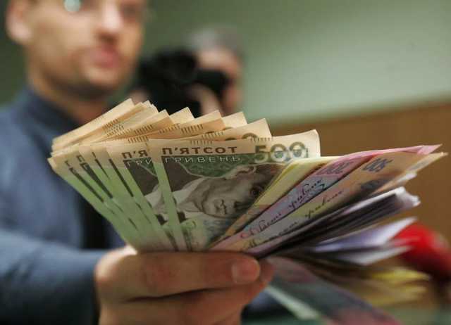 В августе средняя зарплата снизилась на 434 гривны