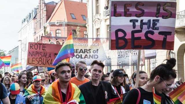 В Люблине полиция применила водомет и газ против противников Марша равенства