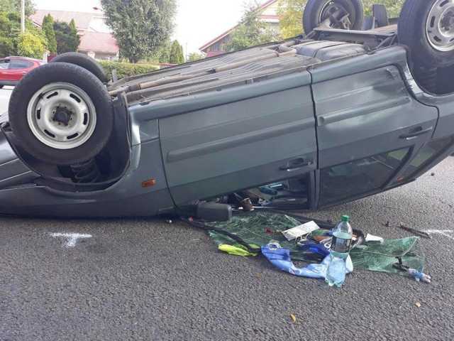 В Днепре от удара с Volkswagen перевернулся ВАЗ