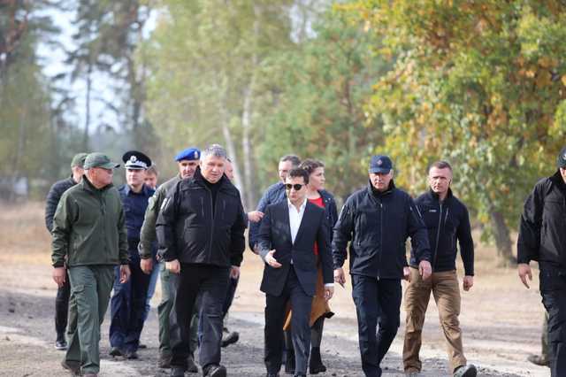 Зеленский заявил о необходимости надлежащего финансирования всех военных