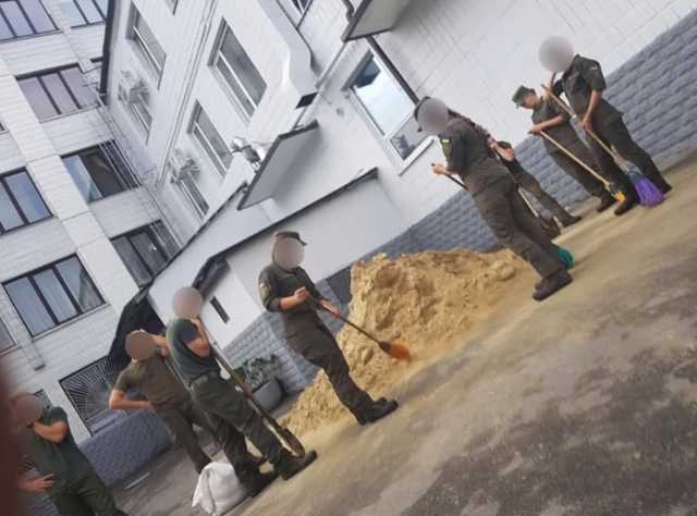 В Харькове курсантов-нацгвардейцев заставляют разгребать помои, мыть бордюры и наказывают за чипсы