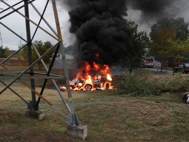В Днепре слетевшая с дороги Mazda перевернулась и вспыхнула