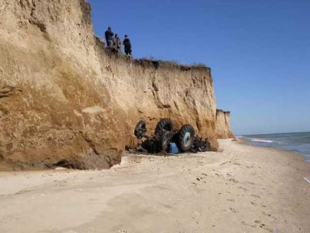 В Одесской области трактор рухнул с обрыва: водитель погиб