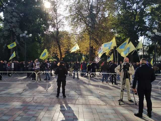 Под Радой протестуют «евробляхеры»: усилены меры безопасности