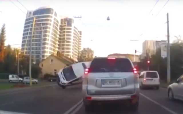 Во Львове автомобиль спецназа попал в ДТП на перекрестке из-за езды на красный