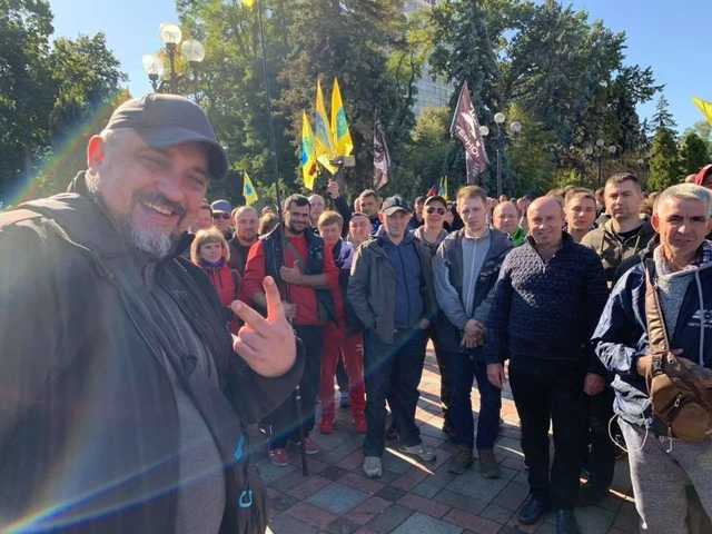 Протестующие под Радой «евробляхери» озвучили свои требования