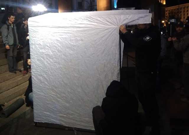 На Майдане Независимости в Киеве протестующие ставят первую палатку