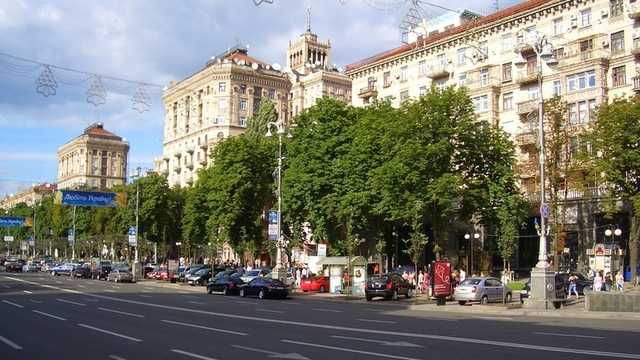 В центре Киева полуголый мужчина катался на лыжах