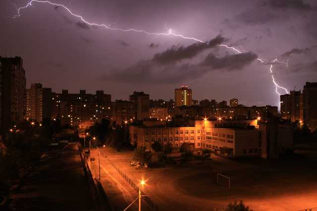 Київ накрила сильна гроза з блискавками