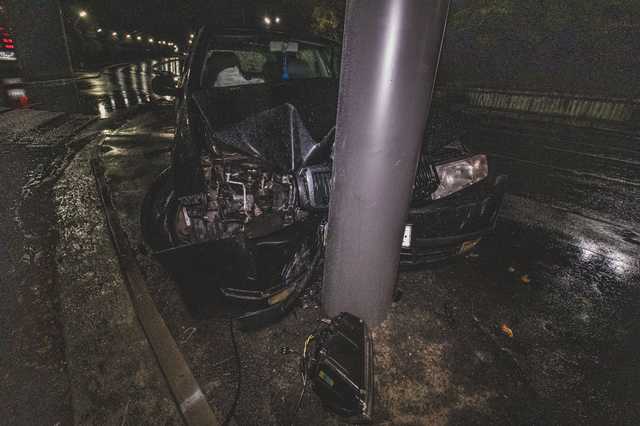 В Киеве таксист с двумя пассажирами врезался в столб