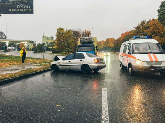 В Днепре легковушка вылетела на встречку и врезалась в грузовик, есть пострадавшие