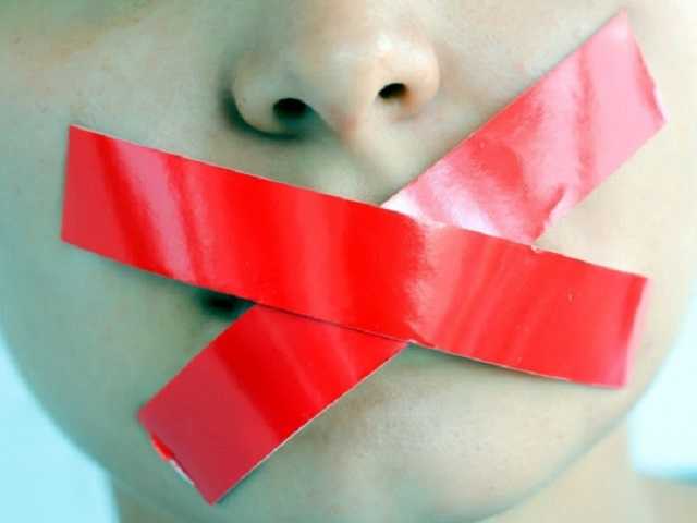 Заклеивала рот скотчем: под Николаевом воспитатель детсада издевалась над малышами