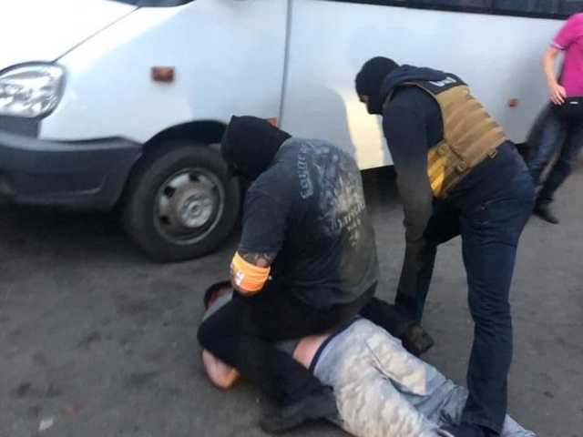 Под Киевом задержали полицейского-вымогателя