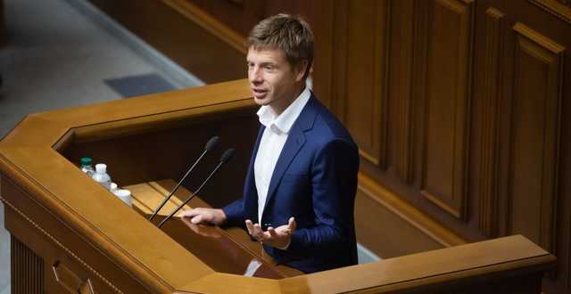 Гончаренко подарував Гончаруку книгу “Як керувати урядом”