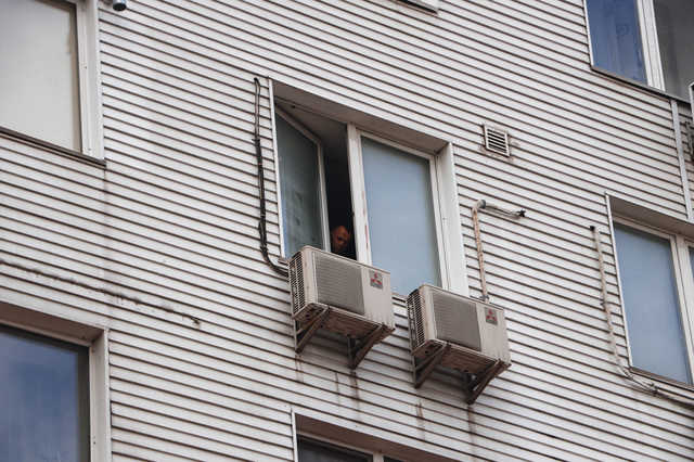 В Киеве женщина выбросилась из окна на глазах у сына