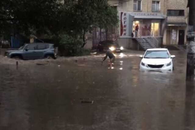 Днепр ушел под воду из-за сильного ливня: фото и видео потопа