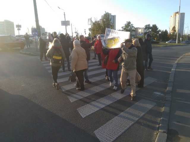 Жильцы столичного «дома-убийцы» перекрыли дорогу