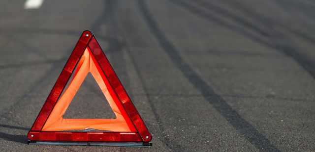 В Макеевке авто с боевиками влетело в электроопору: пострадали дети