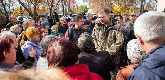 «Мы будем под наши танки ложиться». Жители Золотого требуют не отводить ВСУ