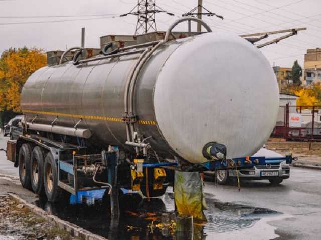 В Днепре произошла утечка химикатов из цистерны: детали и фото ЧП