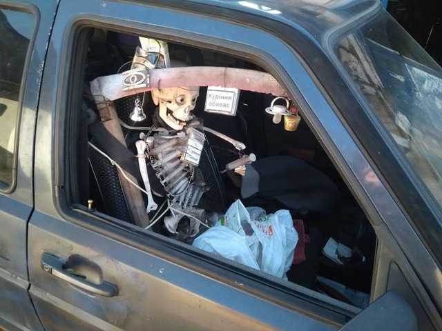 Готовится к Хеллоуину: сеть взбудоражило фото авто с жутким "пассажиром" в Киеве