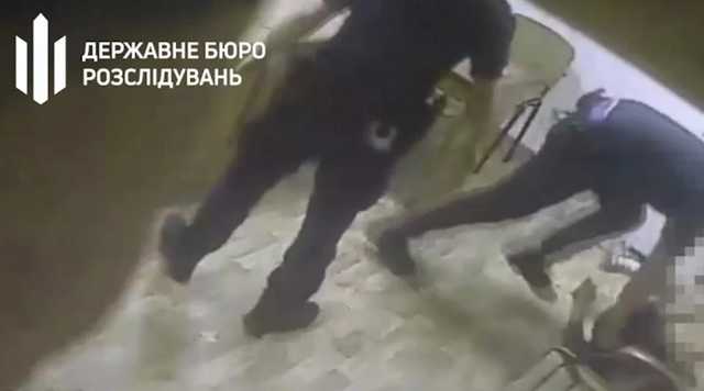 Били дубинками и унижали: В Одессе задержали двух полицейских за пытки задержанных
