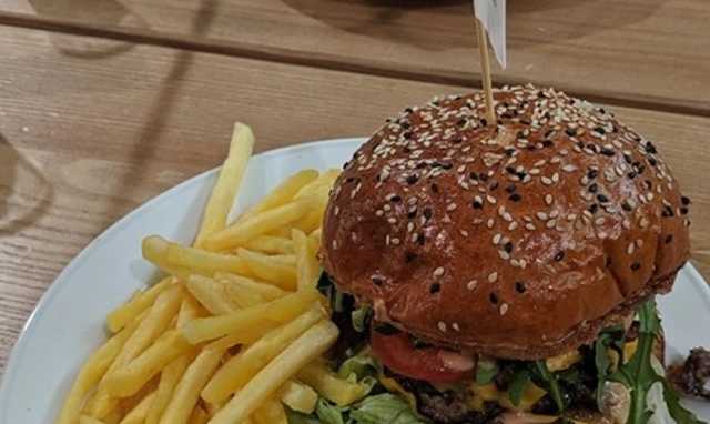 «Мы спонсируем всю эту жрачку!: в сети возмутились из-за еды на марафоне Зеленского