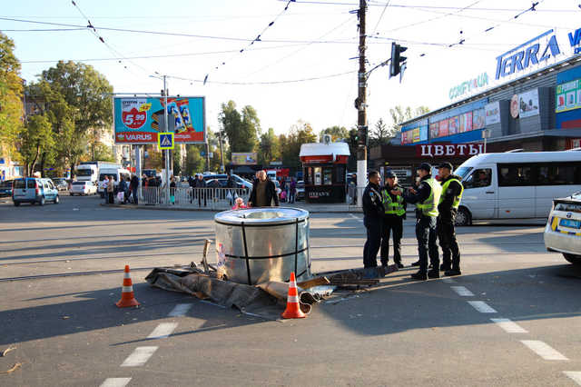 В Днепре из грузовика выпало более 8 тонн металла