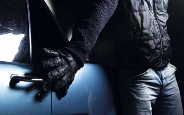 В Киеве на Виноградаре неизвестные снимают колеса с припаркованных авто