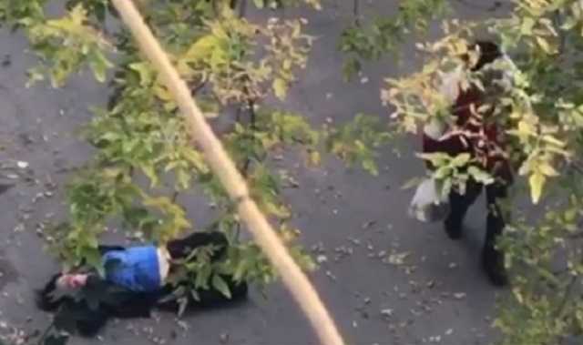 Нокаут ногой в голову: в Днепре парень зверски избил девушку на улице