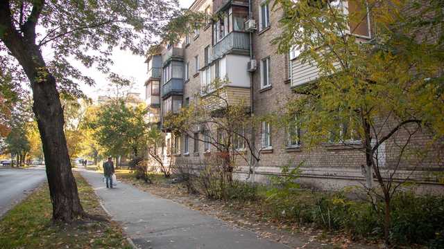 В Киеве женщина выпала из окна, пока ее дочь спала