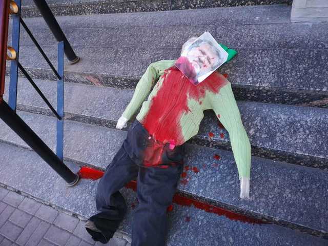 В Киеве на ступени синагоги подбросили залитое красной краской чучело с фото Коломойского