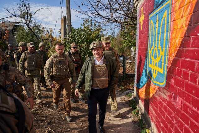 До врага — несколько сот метров: Зеленский в День защитника приехал на передовую