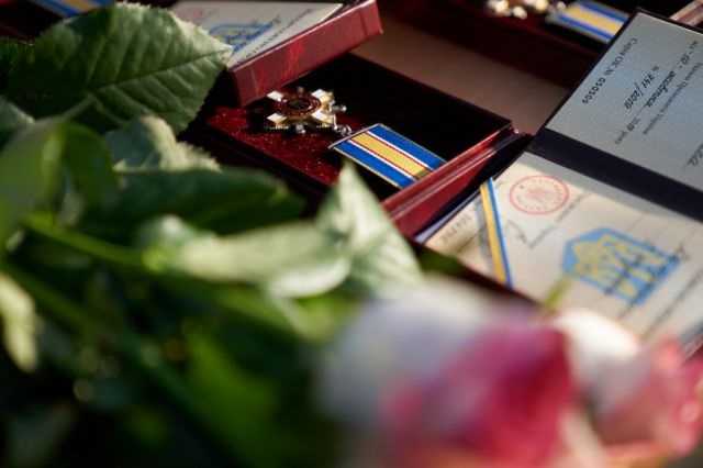 Президент на фронті вручив бійцям нагороди