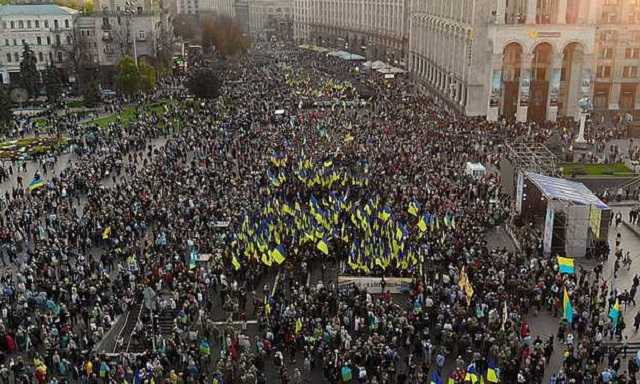 «Нет капитуляции»: На Майдан вышло еще больше протестующих