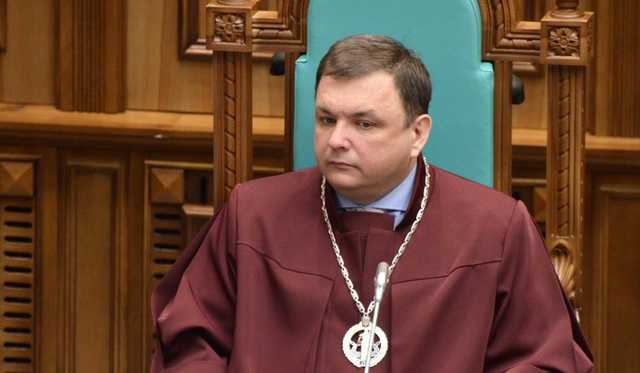 Восстановленный в должности глава Конституционного суда Шевчук пришел на работу