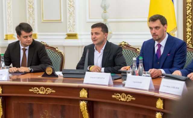 Украинцы стали критичнее относиться к Зеленскому и Разумкову — опрос