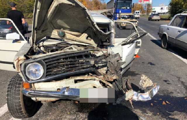 Под Одессой столкнулись автобус с легковушкой, есть погибшие: фото с места ДТП