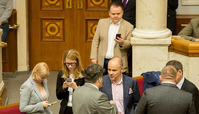 У "Слуги народа" будет спецзаседание фракции о войне и переговорах, - Арахамия