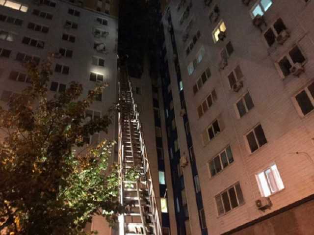 Масштабный пожар в Киеве: пламя охватило несколько квартир в многоэтажке на Березняках