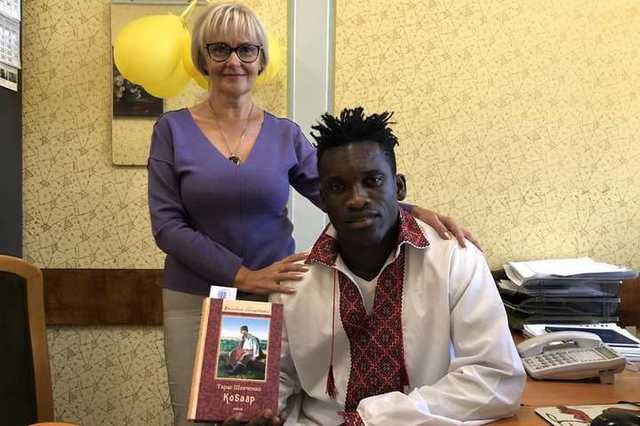 Фаріон навчає футболіста з Гани української мови