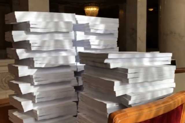 "Вот куда уходит лес!" В сети показали "горы" бумаги в Раде