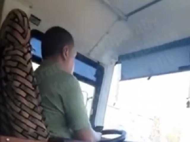 Телефон важнее безопасности: сеть возмутило поведение водителя маршрутки в Киеве