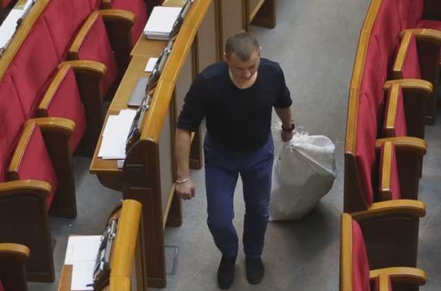 "Мешками выносят из Рады": в сети появилось красноречивое видео